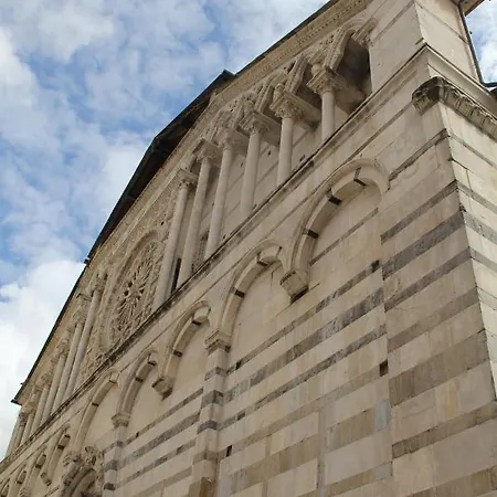 La Porta Sui Monti Di Luna Carrara