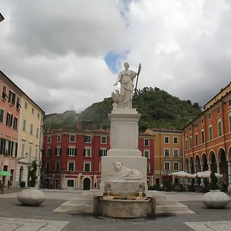 La Porta Sui Monti Di Luna