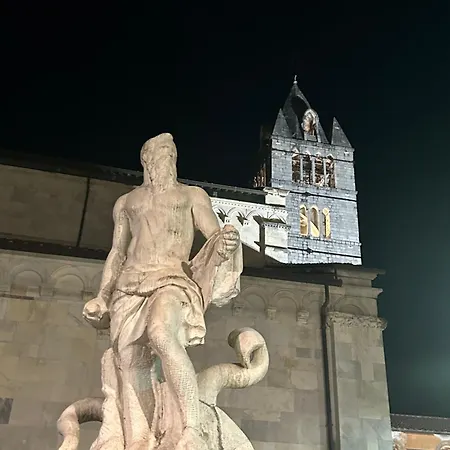 La Porta Sui Monti Di Luna Carrara