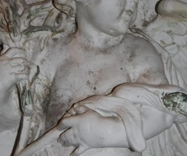 La Porta Sui Monti Di Luna * Carrara
