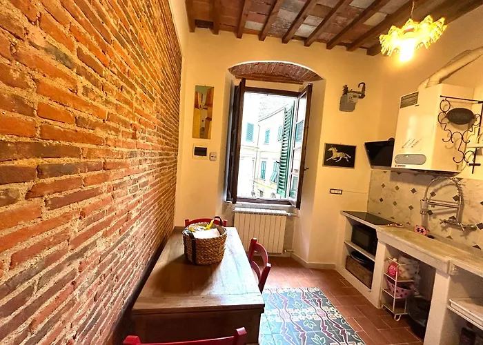 La Porta Sui Monti Di Luna Carrara